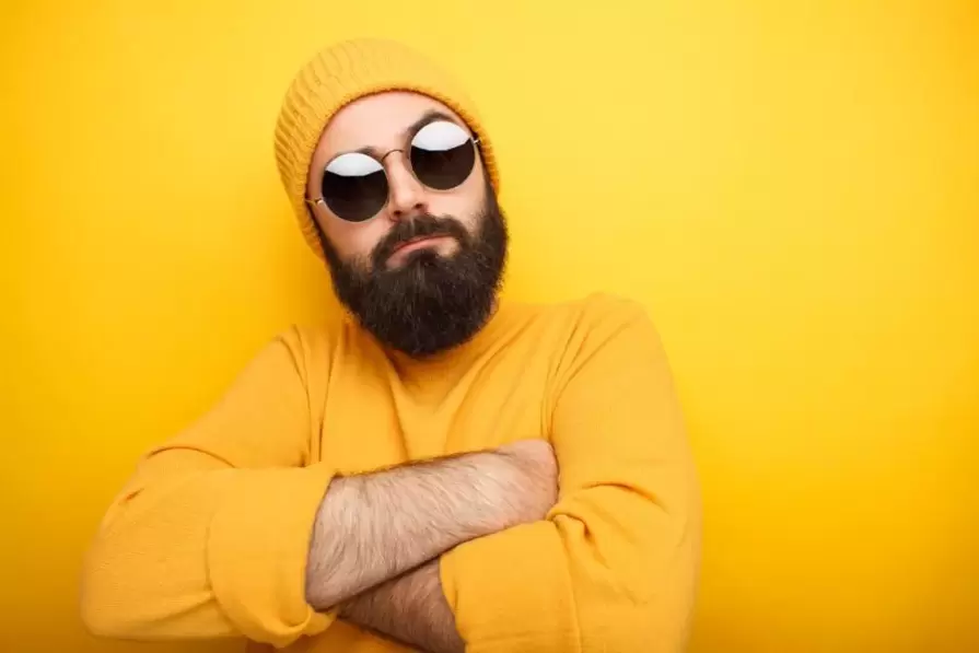 брутальны мужчына які павялічыў таўшчыню члена